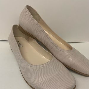 BCBG Paris Flat Loafer Shoe 8 1/2 B Cream color women’s